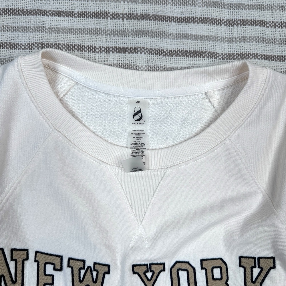 Lou & Grey Women’s Crewneck New York Beige Sweatshirt Size XS - Picture 5 of 12